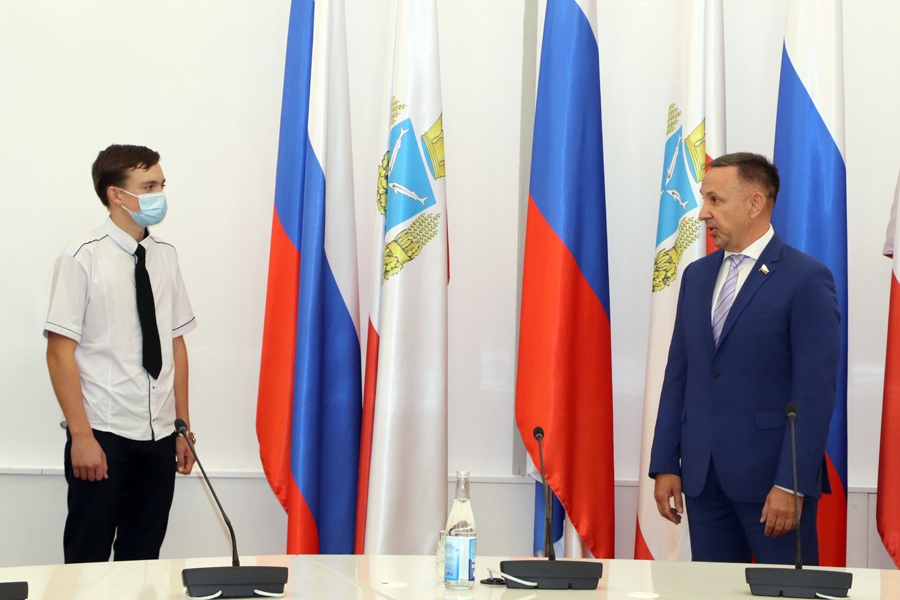 Саратовского юношу наградили медалью и часами за спасение человека на пожаре