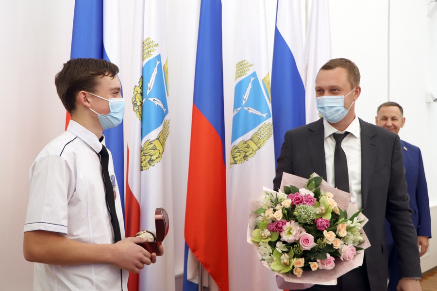 Саратовского юношу наградили медалью и часами за спасение человека на пожаре