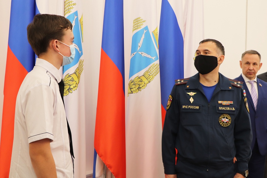 Саратовского юношу наградили медалью и часами за спасение человека на пожаре