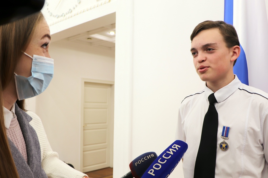 Саратовского юношу наградили медалью и часами за спасение человека на пожаре