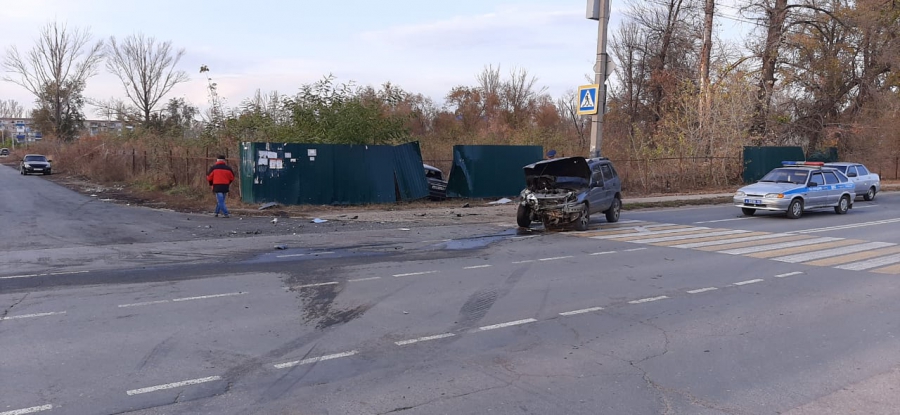 В Балакове «Приора» пробила забор после столкновения с внедорожником