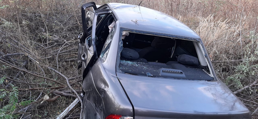 В Балакове «Приора» пробила забор после столкновения с внедорожником