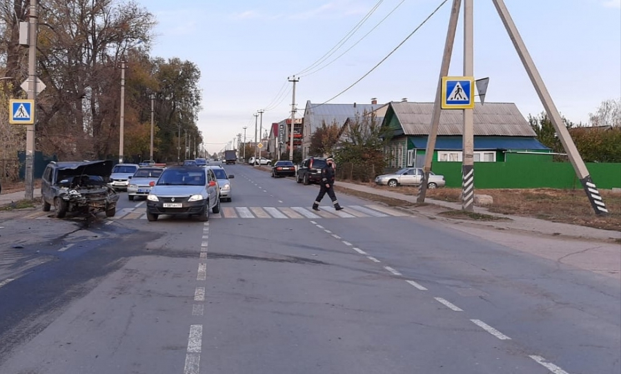 В Балакове «Приора» пробила забор после столкновения с внедорожником