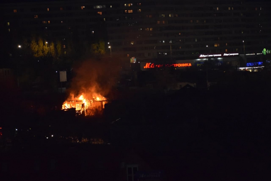 В Глебучевом овраге горит дом