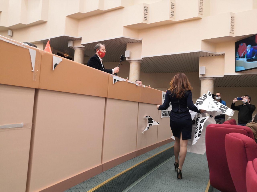 Обиженный коммунист Анидалов отнял у Юлии Литневской телефон