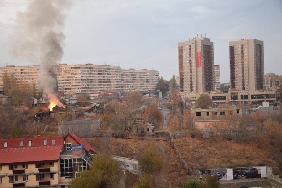 В Глебучевом овраге в третий раз горят нежилые дома