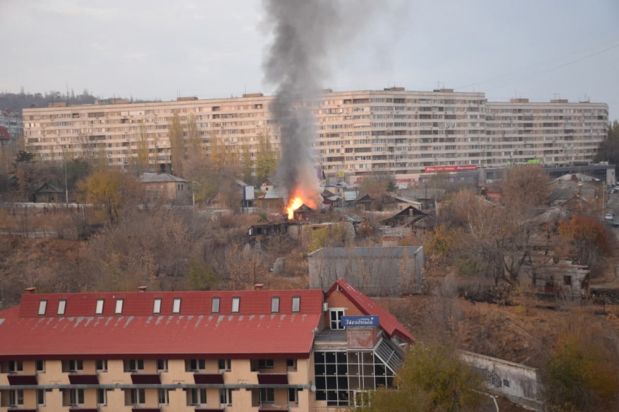 В Глебучевом овраге в третий раз горят нежилые дома