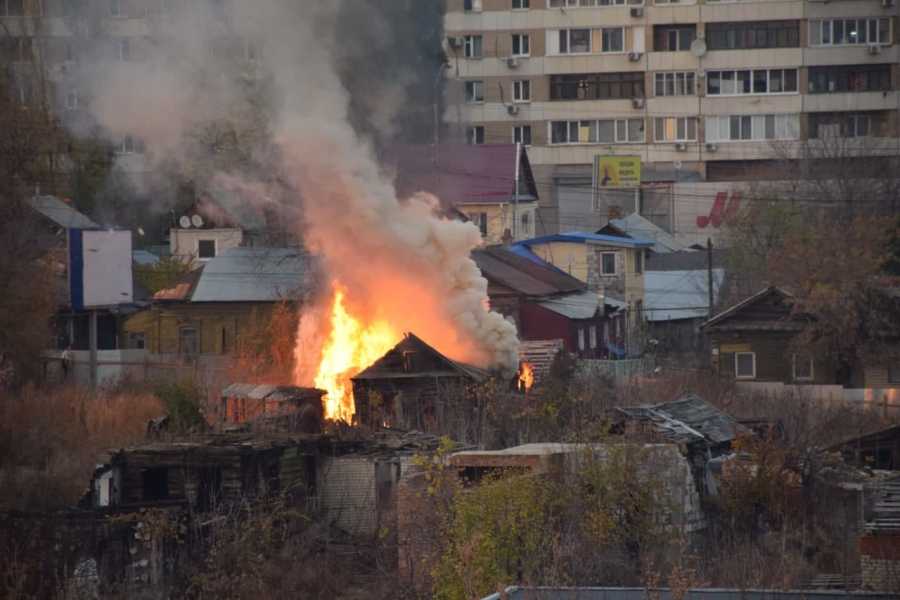 В Глебучевом овраге в третий раз горят нежилые дома