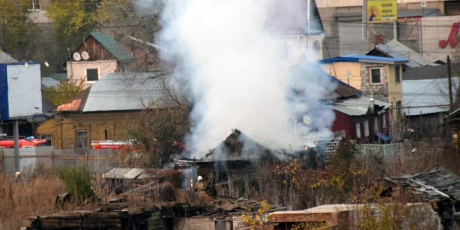 В Глебучевом овраге в третий раз горят нежилые дома