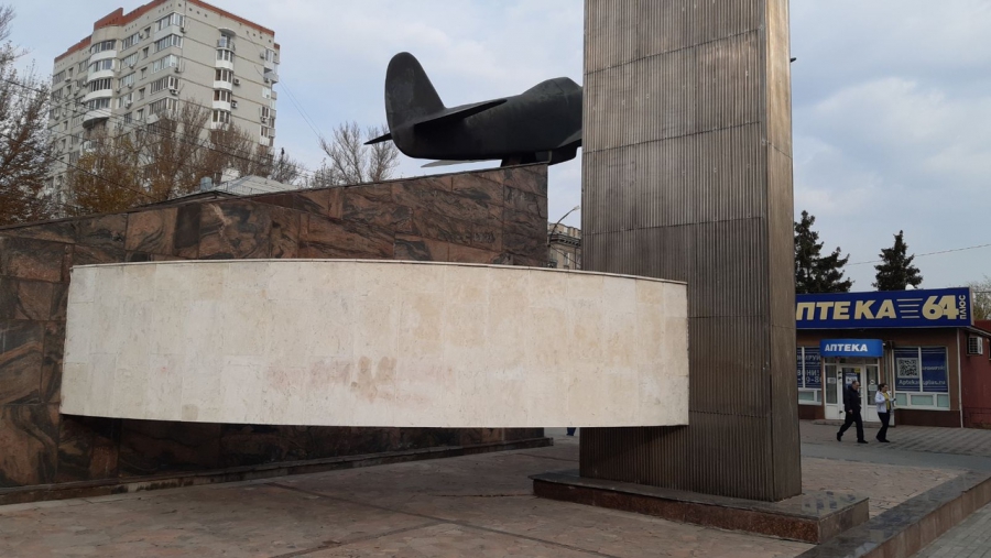 Вандалы исписали памятник Героям фронта и тыла в Заводском районе