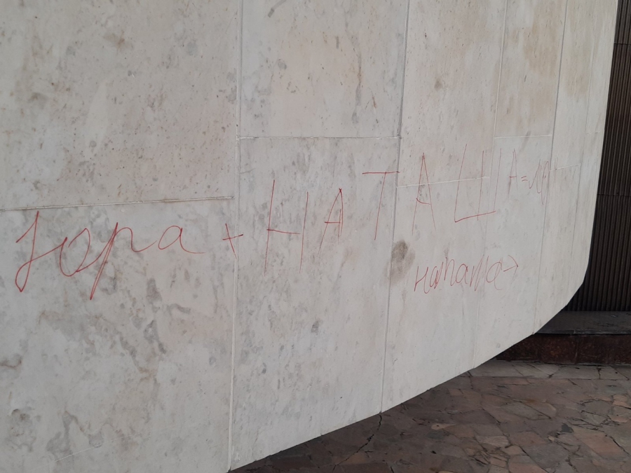 Вандалы исписали памятник Героям фронта и тыла в Заводском районе