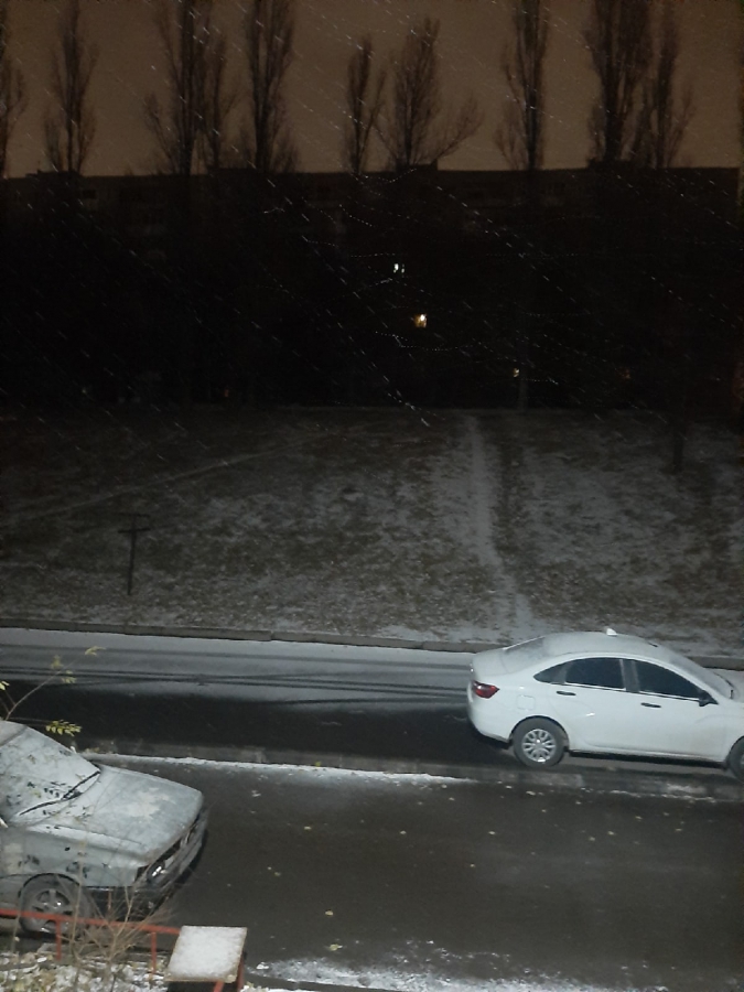 Жители Саратова увидели первый снег