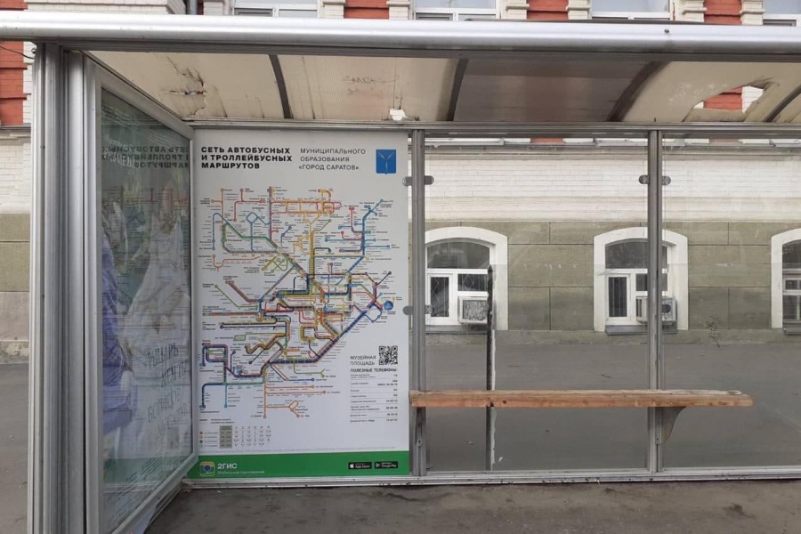 Дырявые остановочные павильоны в Саратове оснастили схемами транспорта