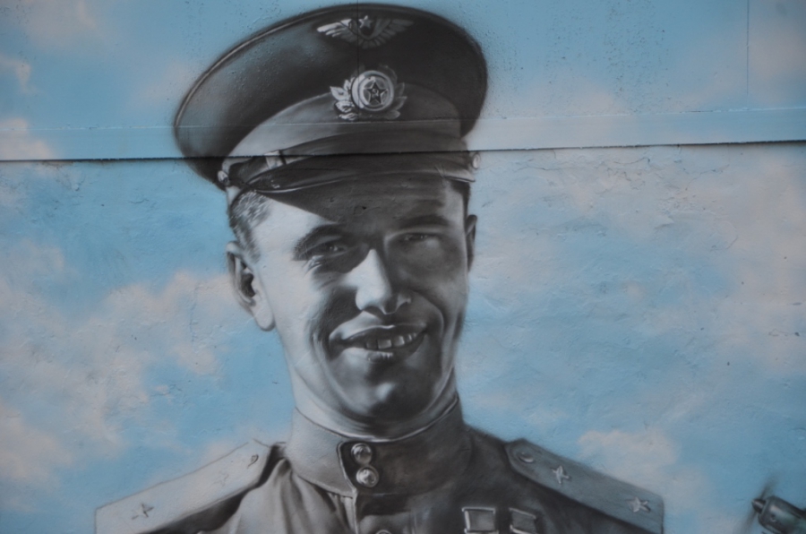 На Набережной Космонавтов появились портреты легендарных летчиков