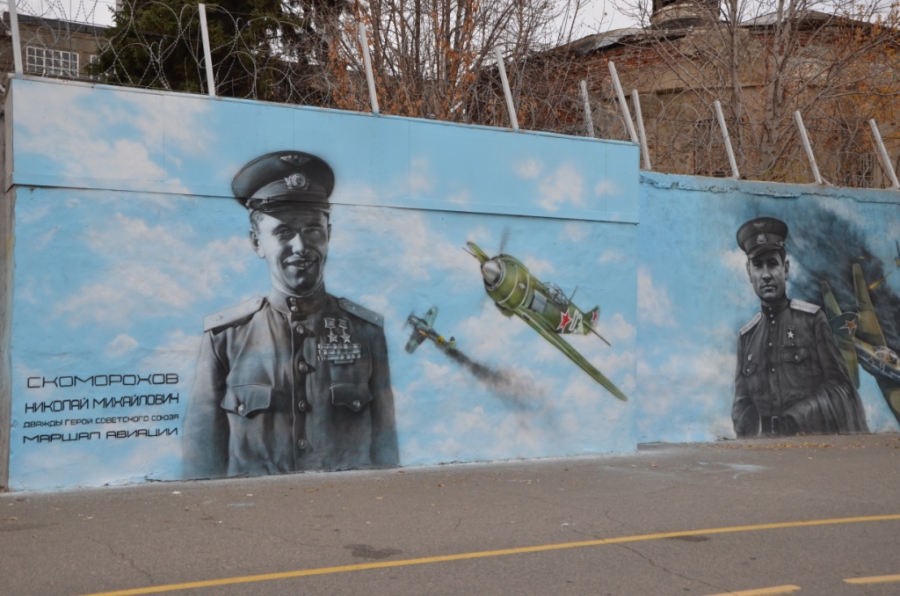 На Набережной Космонавтов появились портреты легендарных летчиков