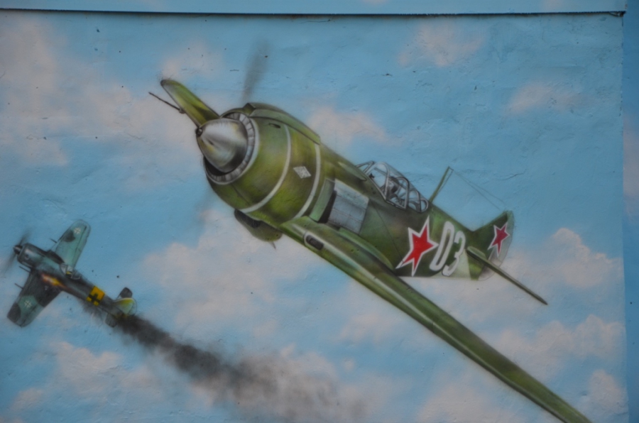 На Набережной Космонавтов появились портреты легендарных летчиков