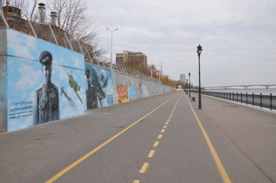 На Набережной Космонавтов появились портреты легендарных летчиков