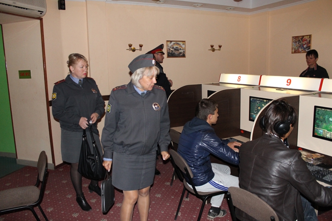 Полиция ловила подростков в ночных Интернет-кафе