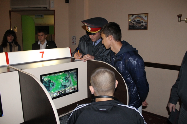 Полиция ловила подростков в ночных Интернет-кафе