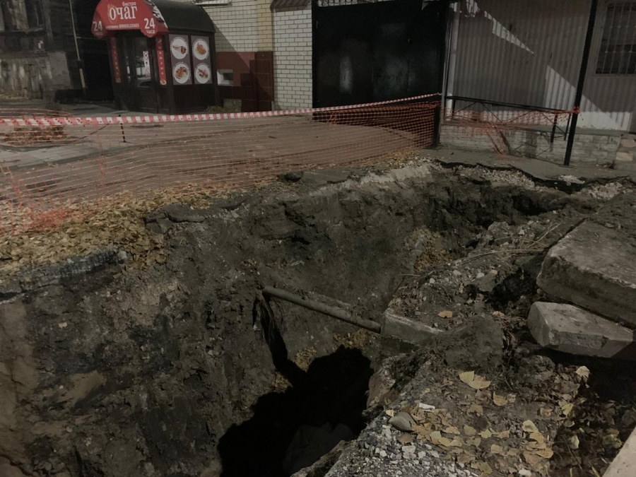 На Хользунова 79-летняя женщина провалилась в коммунальную яму