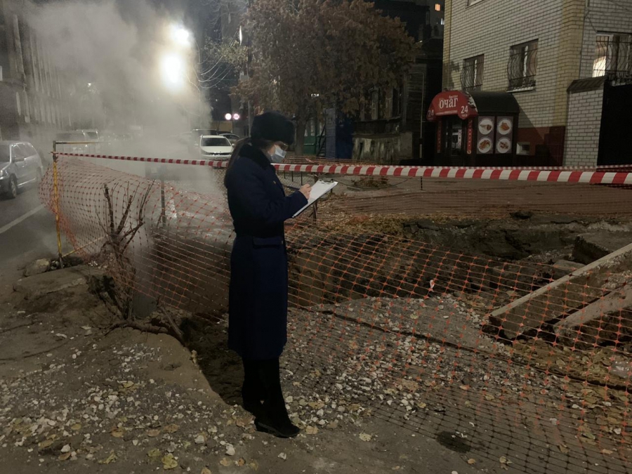 На Хользунова 79-летняя женщина провалилась в коммунальную яму