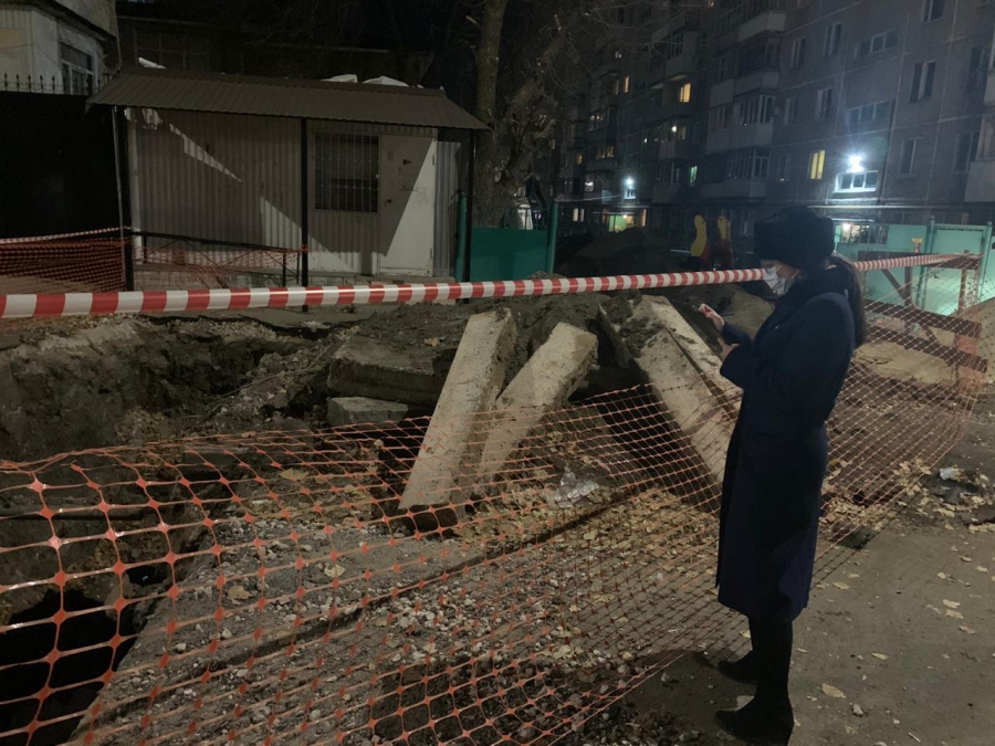 На Хользунова 79-летняя женщина провалилась в коммунальную яму