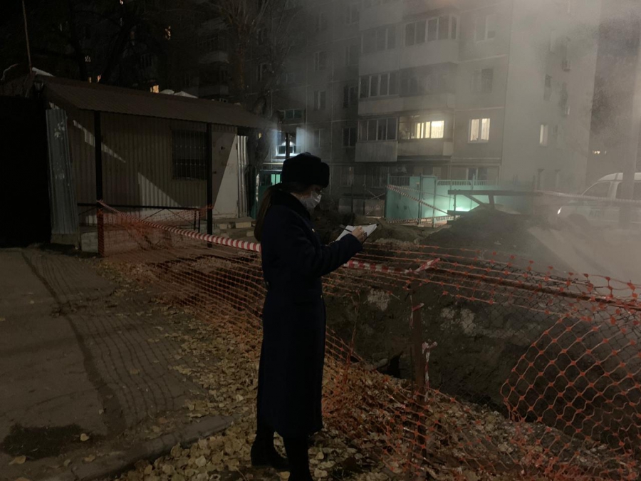 На Хользунова 79-летняя женщина провалилась в коммунальную яму