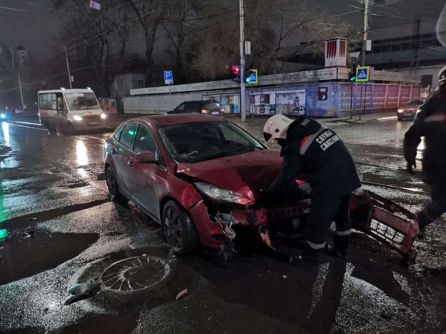 Возле драмтеатра «ВАЗ» вылетел на тротуар и сбил девушку