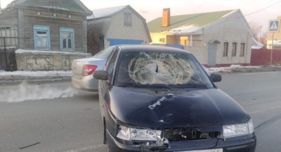 В Балакове прохожая отлетела под автобус после наезда «ВАЗа»