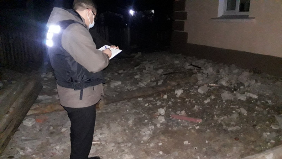 В Балашове рабочий сломал руку и ногу при падении с крыши