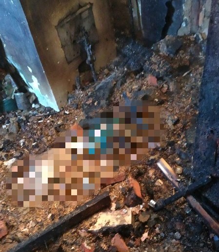 Старушку в Ртищеве завалило крышей во время пожара. Названа причина ЧП