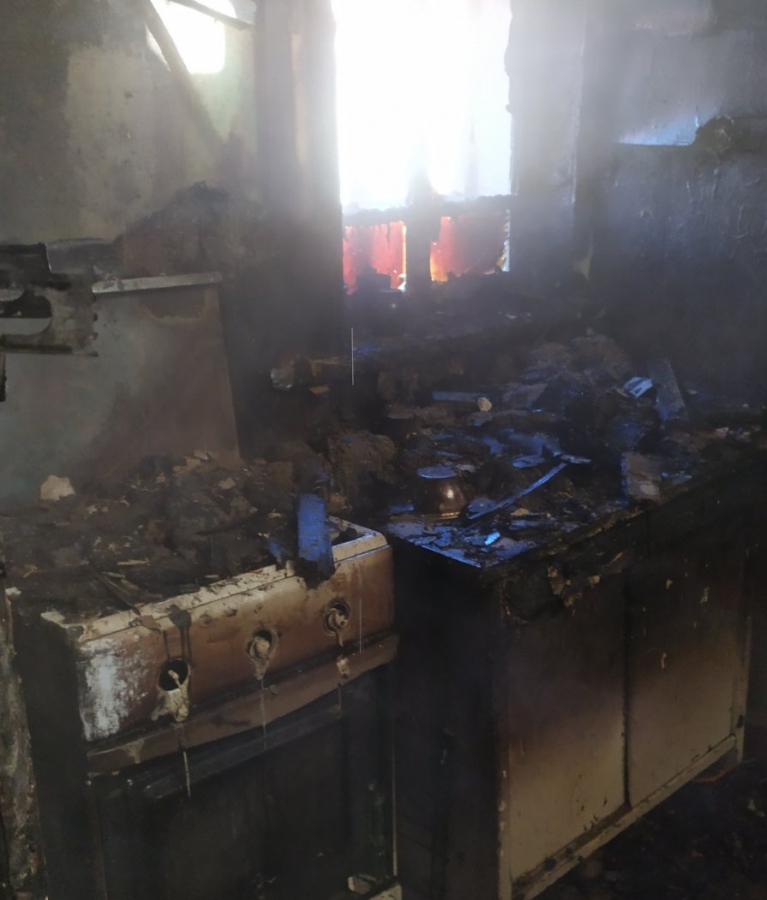 Старушку в Ртищеве завалило крышей во время пожара. Названа причина ЧП