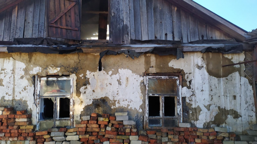 Старушку в Ртищеве завалило крышей во время пожара. Названа причина ЧП