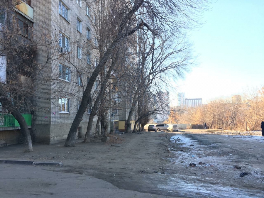 После вмешательства прокуратуры на Волочаевском проезде убрали забор и столбы