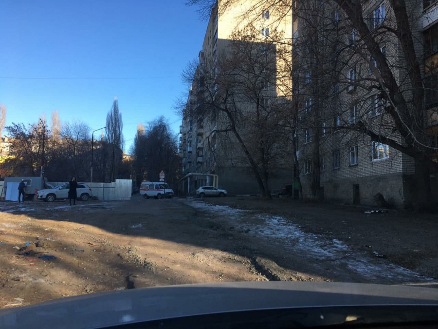 После вмешательства прокуратуры на Волочаевском проезде убрали забор и столбы