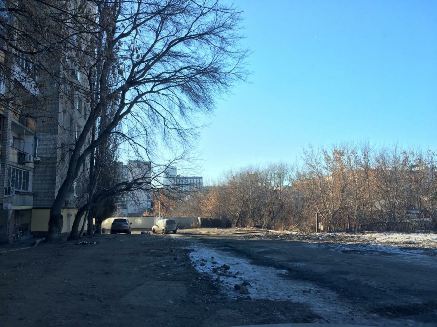 После вмешательства прокуратуры на Волочаевском проезде убрали забор и столбы