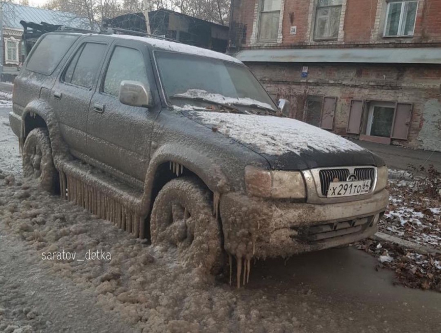 В Саратове мороз и коммунальные потопы превратили автомобили в ледяные фигуры