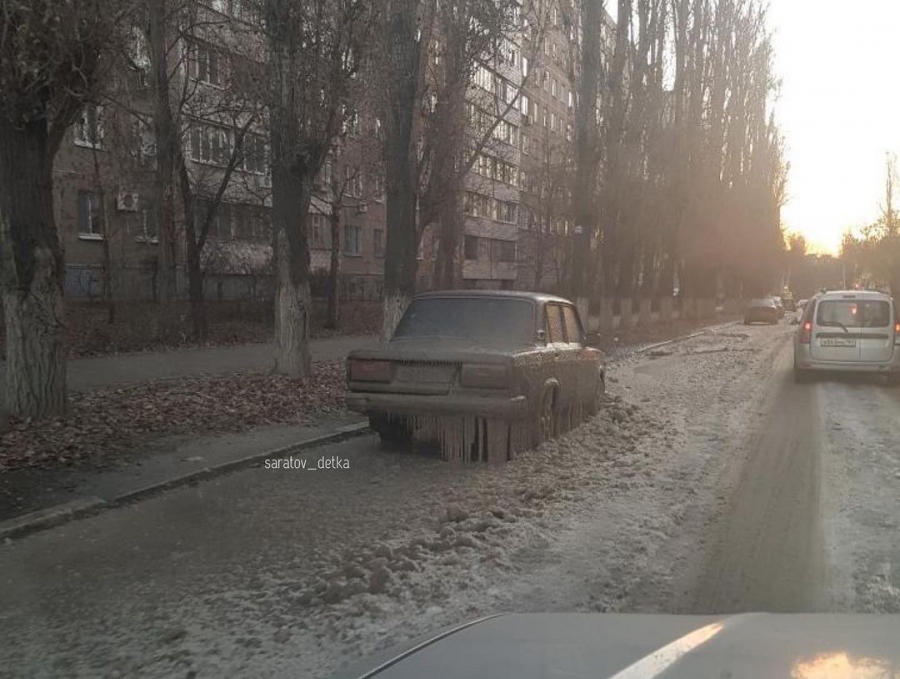 В Саратове мороз и коммунальные потопы превратили автомобили в ледяные фигуры