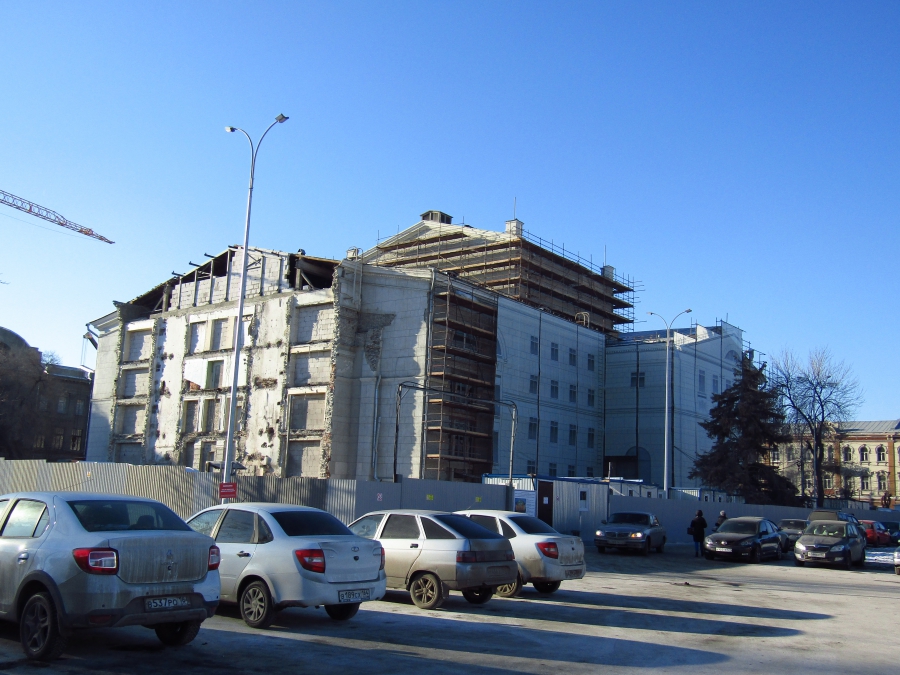 На частично снесенный оперный театр оперы натянули фальшфасад