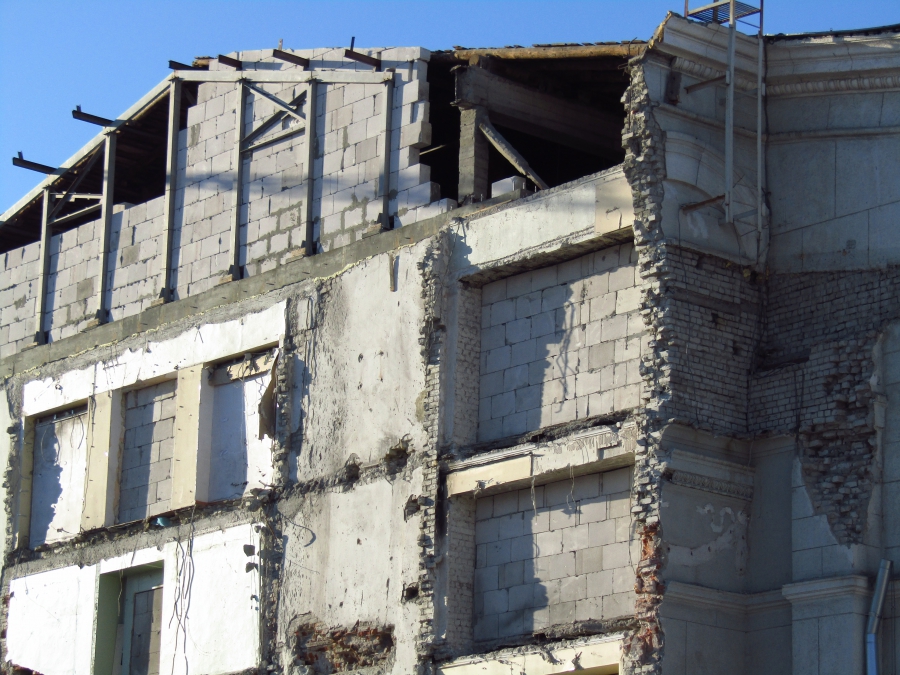 На частично снесенный оперный театр оперы натянули фальшфасад