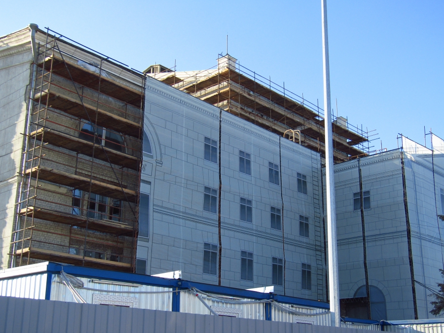 На частично снесенный оперный театр оперы натянули фальшфасад