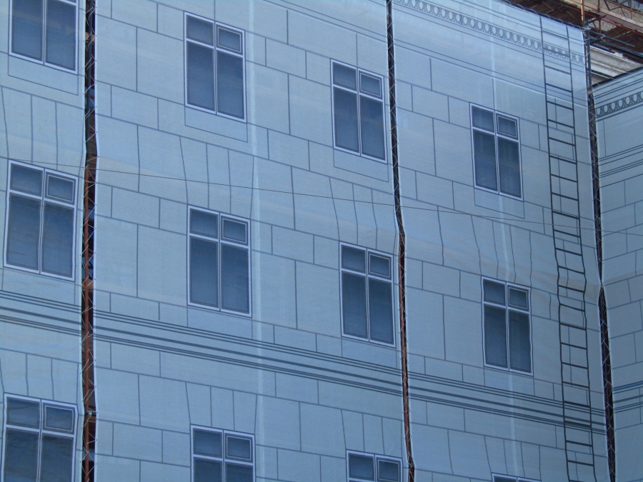 На частично снесенный оперный театр оперы натянули фальшфасад