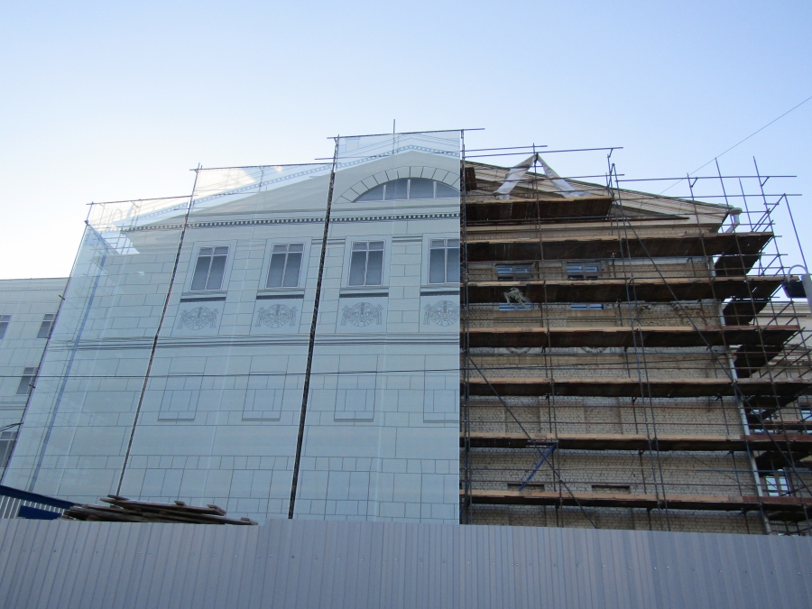На частично снесенный оперный театр оперы натянули фальшфасад