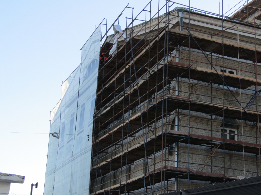 На частично снесенный оперный театр оперы натянули фальшфасад