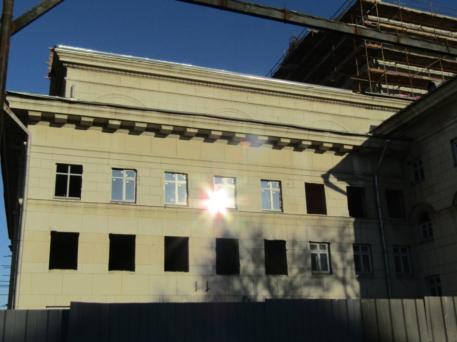 На частично снесенный оперный театр оперы натянули фальшфасад