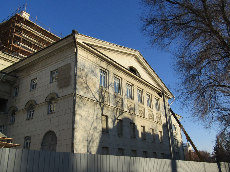 На частично снесенный оперный театр оперы натянули фальшфасад