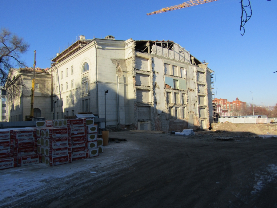 На частично снесенный оперный театр оперы натянули фальшфасад