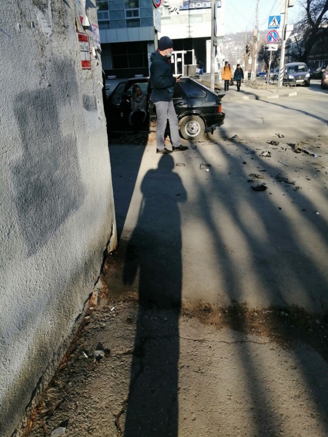 В центре Саратова жестко столкнулись «БМВ» и «ВАЗ»