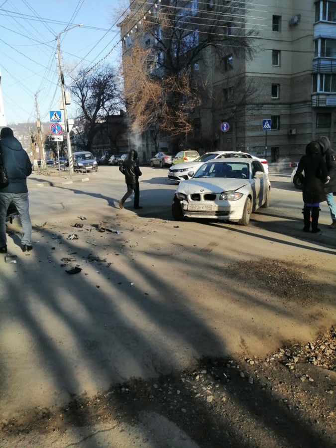 В центре Саратова жестко столкнулись «БМВ» и «ВАЗ»