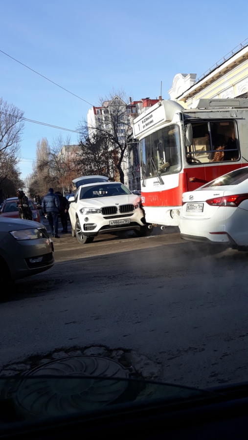 В центре Саратова столкнулись троллейбус и «БМВ Х6»
